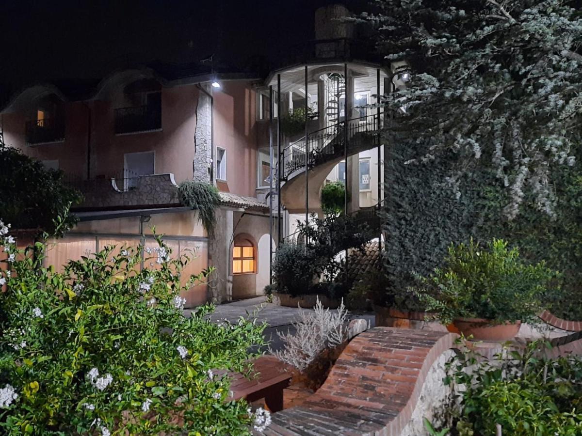 Апарт отель Parco Sogni D'Oro Монтелла Экстерьер фото